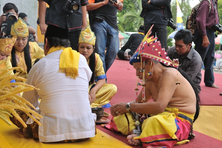 Tradisi Lokal Yang Hampir Punah: Upaya Pelestarian Era Modern Tradisi Lokal Yang Hampir Punah: Upaya Pelestarian Era Modern