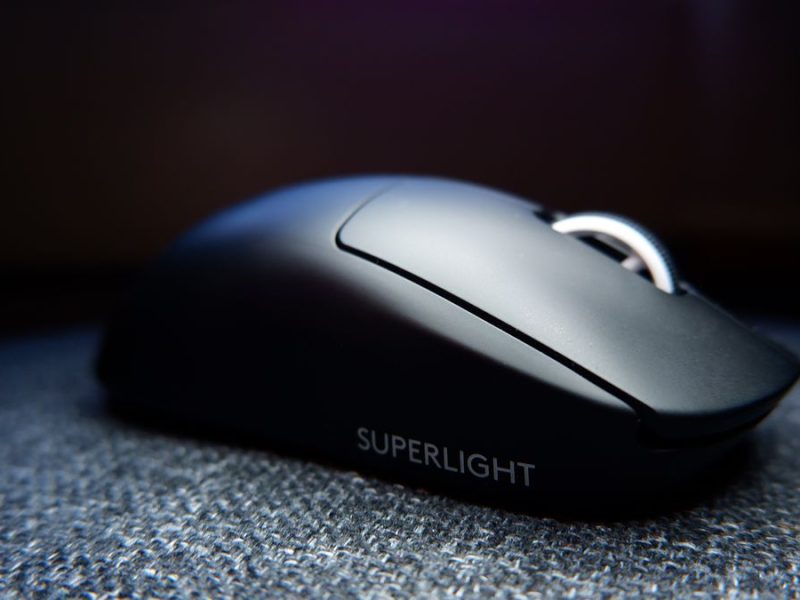 Logitech Superlight: Mouse Gaming Ultra Ringan Logitech Superlight: Mouse Gaming Ultra Ringan