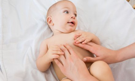 Bukan Pakai Bedak, Ini Kunci Kulit Bayi Glowing Tanpa Iritasi