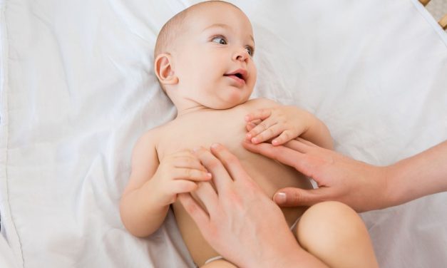 Bukan Pakai Bedak, Ini Kunci Kulit Bayi Glowing Tanpa Iritasi