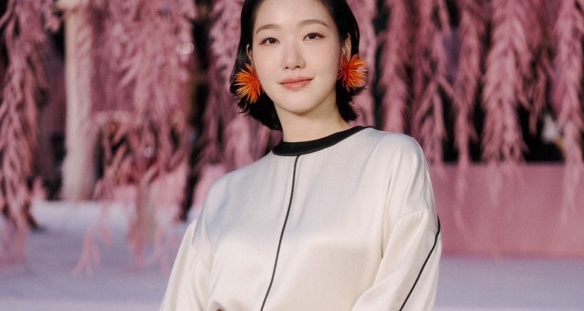 Cantik Parah! Intip Gaya Kim Go-eun Pakai Serba Krem Di Paris