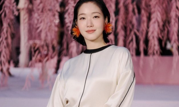 Cantik Parah! Intip Gaya Kim Go-eun Pakai Serba Krem Di Paris