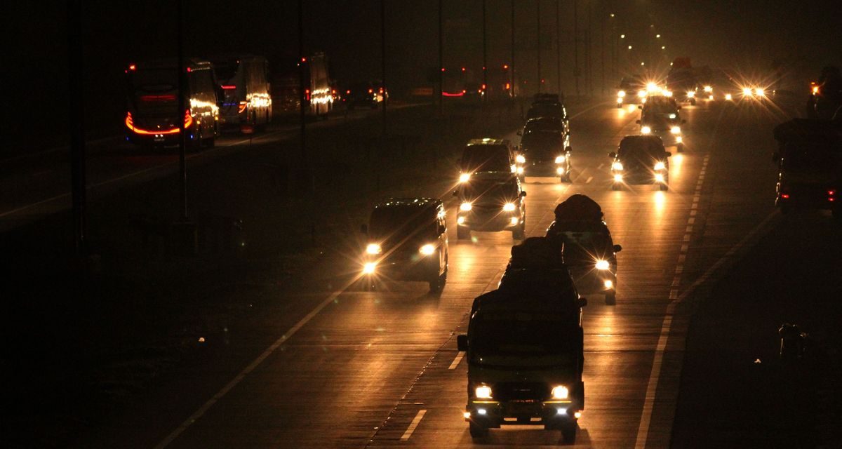 Jangan Asal Terjang! 3 Trik Aman Berkendara Malam-Malam