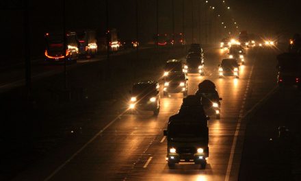 Jangan Asal Terjang! 3 Trik Aman Berkendara Malam-Malam