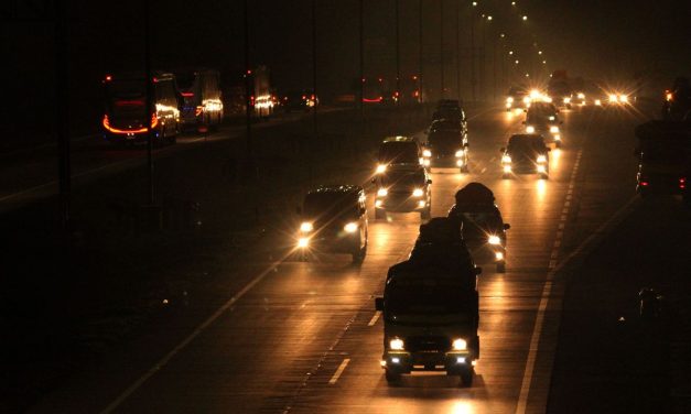 Jangan Asal Terjang! 3 Trik Aman Berkendara Malam-Malam