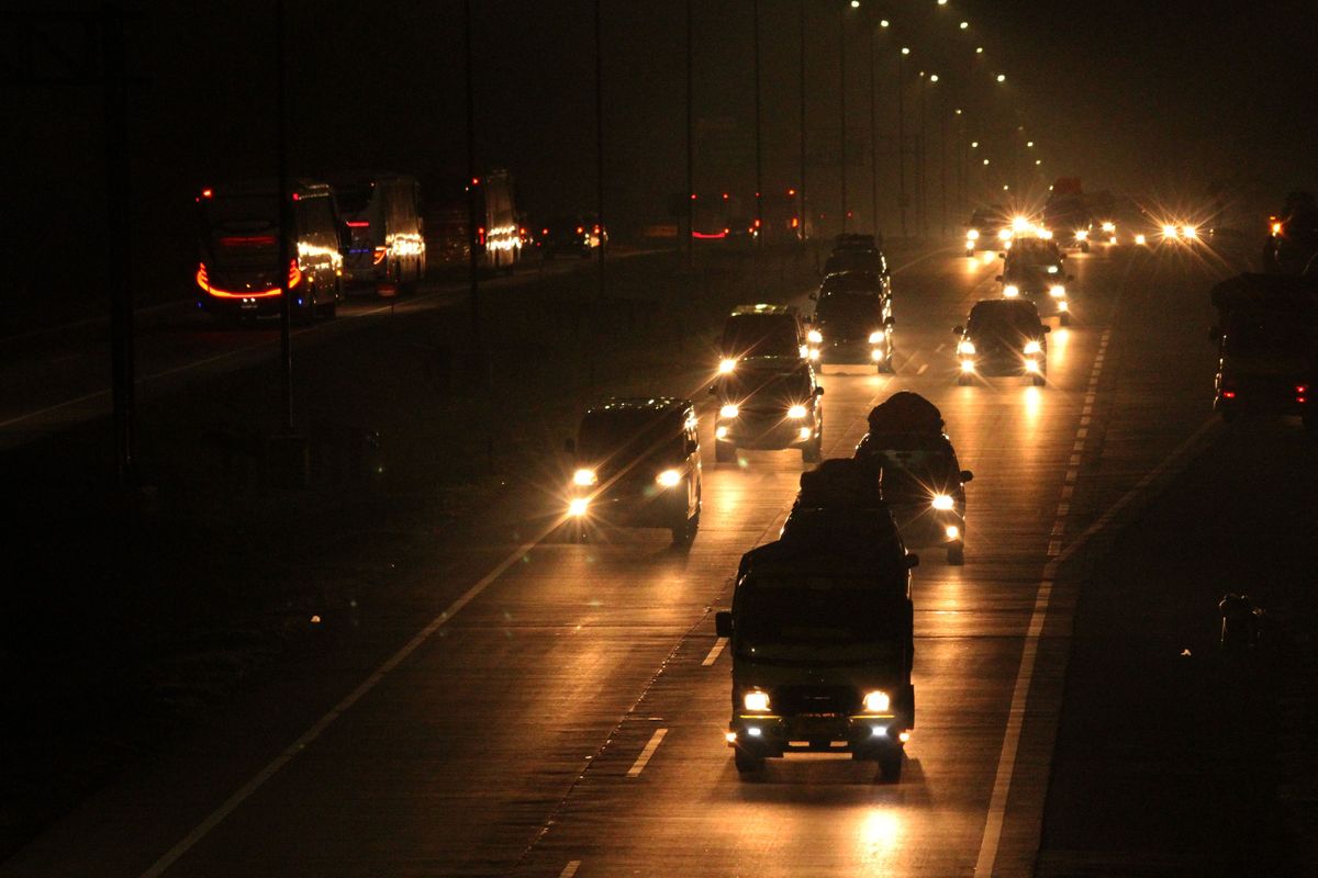Jangan Asal Terjang! 3 Trik Aman Berkendara Malam-Malam