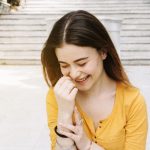 Cara Membaca Kode Cinta Dari Si Cewek Pendiam