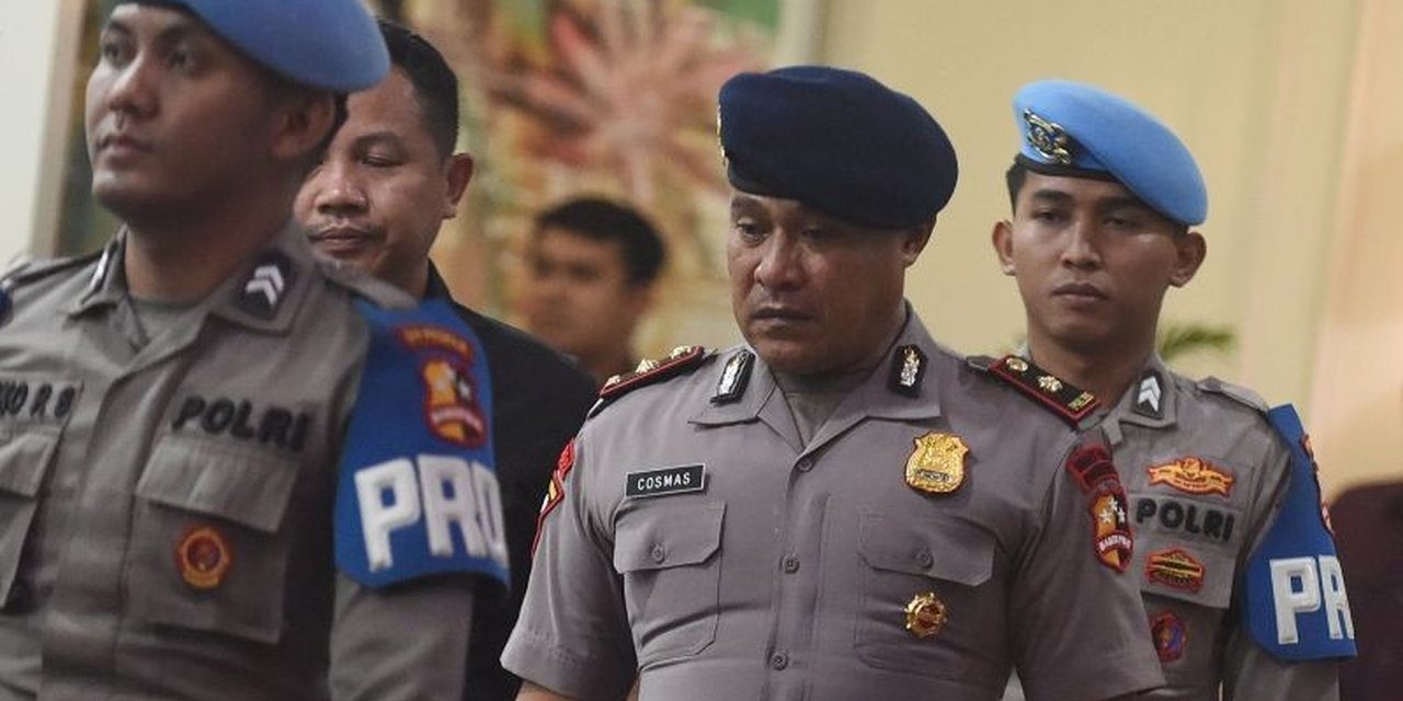 Kompol Cosmas Menangis Usai Di Berhentikan Dari Dinas