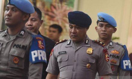 Kompol Cosmas Menangis Usai Di Berhentikan Dari Dinas