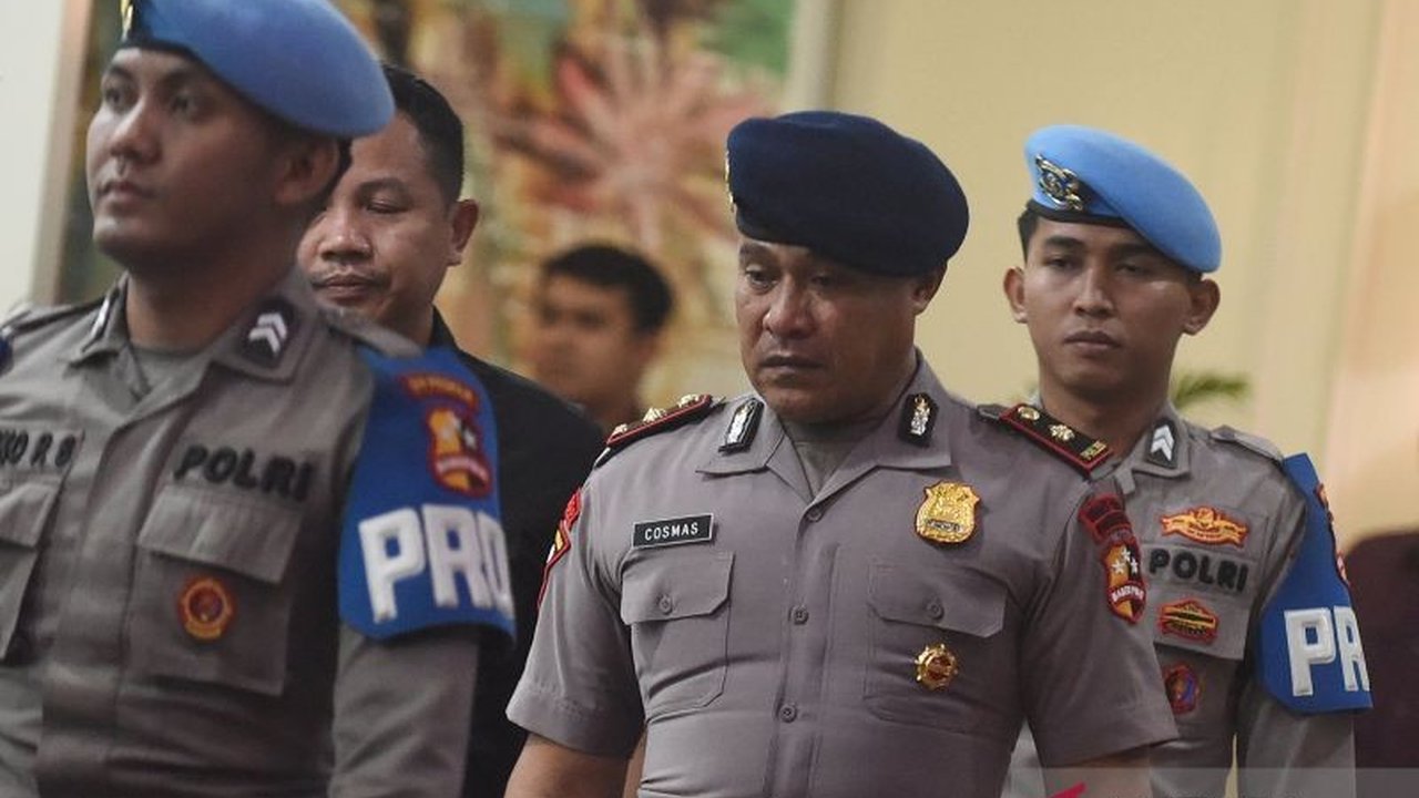 Kompol Cosmas Menangis Usai Di Berhentikan Dari Dinas
