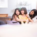 Sahabat Beda Usia: Rahasia Mental Lebih Sehat