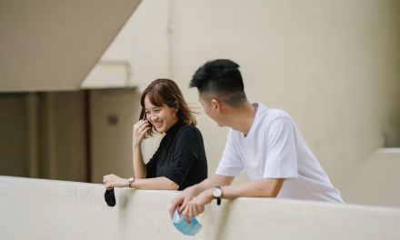 Kode Halus Cewek Pemalu Kalau Lagi Suka Sama Kamu