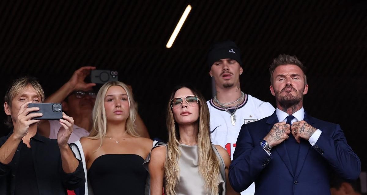 Tampil Serasi, Intip Gaya Beckham Family Dukung Victoria!