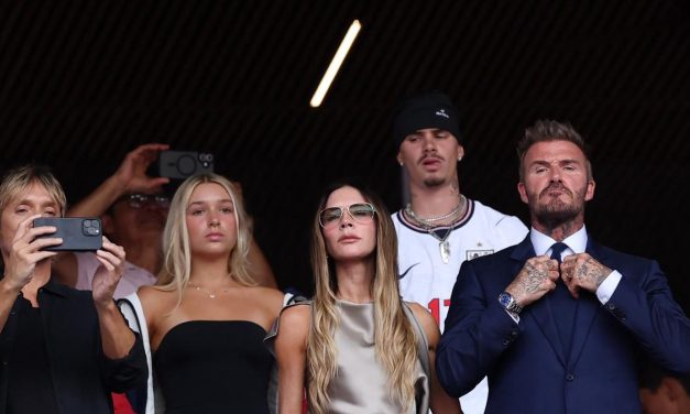 Tampil Serasi, Intip Gaya Beckham Family Dukung Victoria!