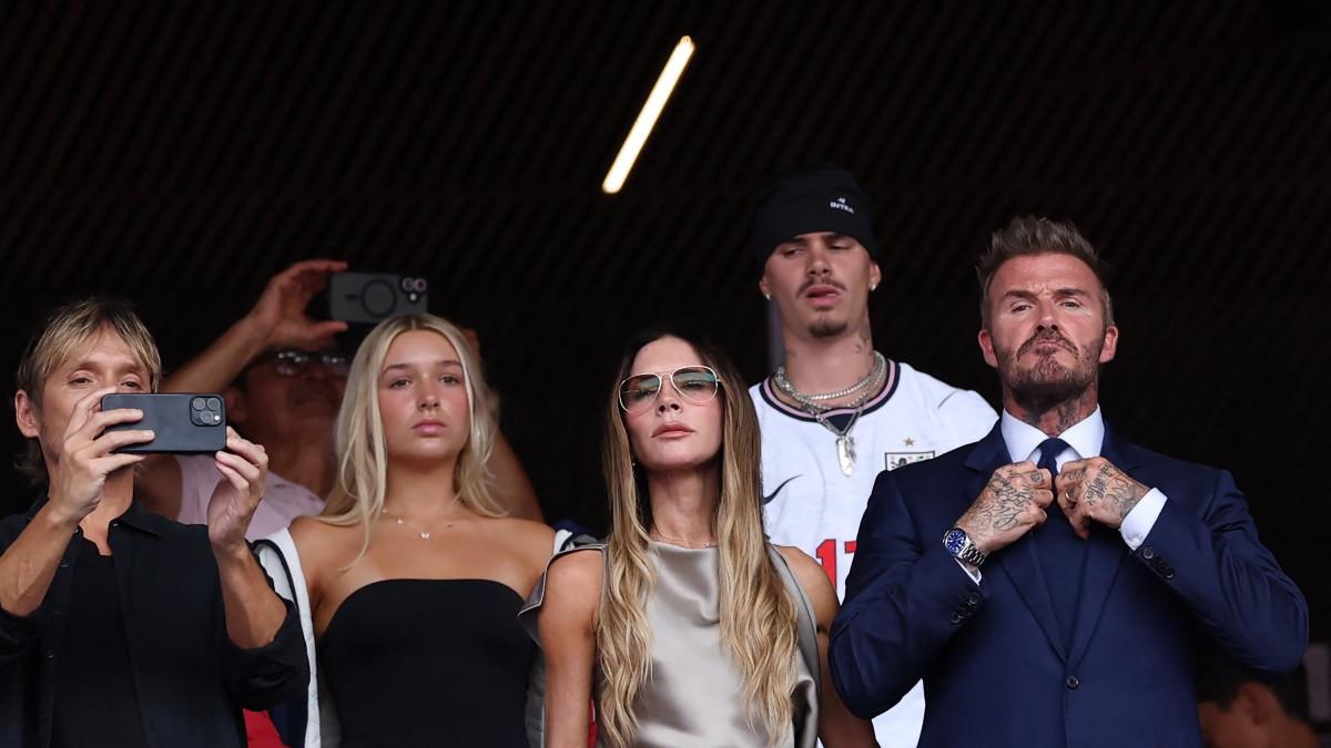 Tampil Serasi, Intip Gaya Beckham Family Dukung Victoria!